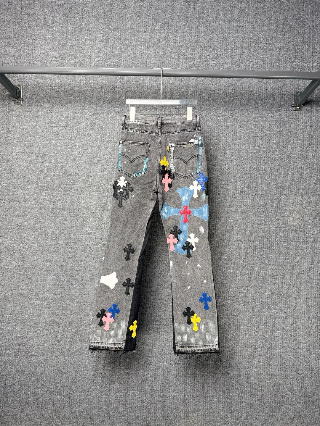 P340 💰 (Top version) Chrome hearts co-branded washed jeans with blue, yellow, black, white and multi-color stitching. Really restores the ultimate vintage texture. Three-dimensional version. Loose and comfortable, not picky about the figure. Makes you look taller and slimmer. Factory-made. Original quality control. Same style for men and women. Can be matched with couples. Versatile recommendation. Must-have jeans for all seasons. Fashionistas have been disappointed. From the quality selection of fabrics, the tailoring of details, and the matching of patterns, they are all impeccable! The upper body is so handsome when worn...it can be easily worn by men, women and children! The craftsmanship is made of heavy-duty washed pure cotton denim fabric. After washing, it is soft and thick. It is very stylish when worn on the body. Color: black Size: 28-30-32-34-36 (corresponding to S-M-L-XL-XXL)